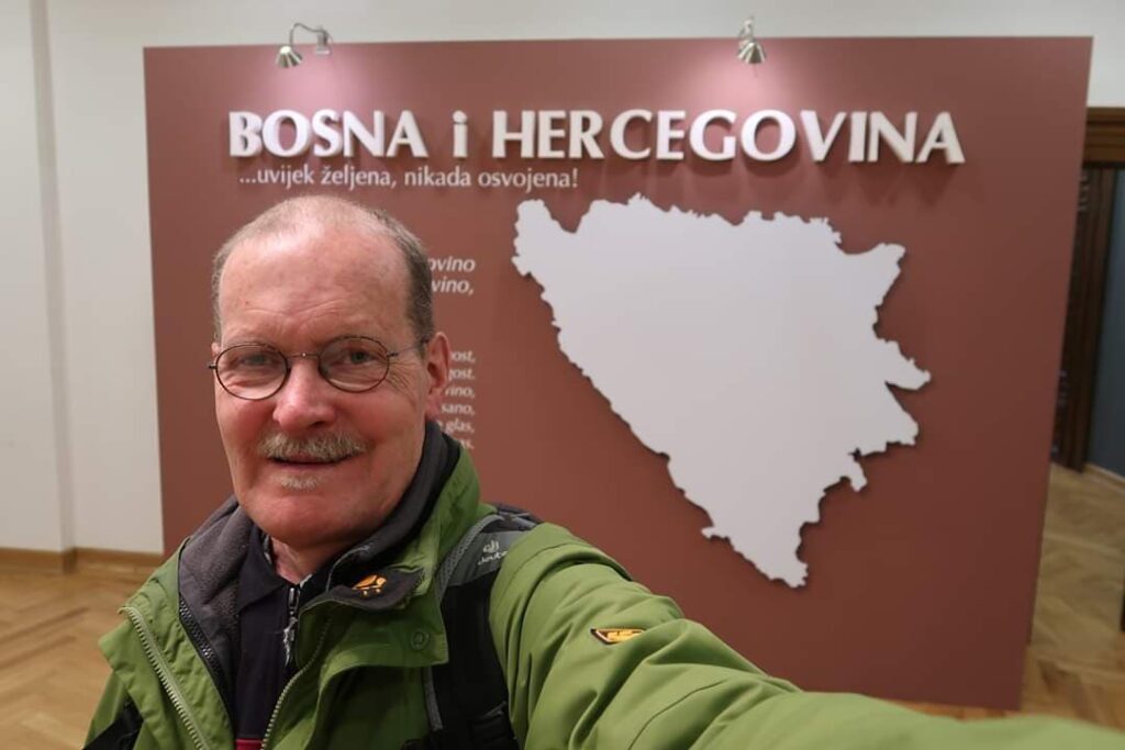 Dok drugi žele napustiti našu državu, rođeni Nijemac Gerhard von Benckendorff, član KUD „Sevdah“, želi ostaviti sve što je stekao u Švicarskoj i nastaviti život u BiH