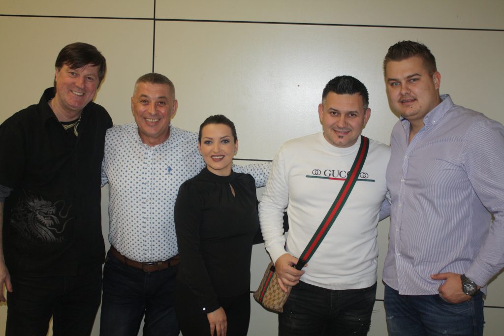Zabava džemata iz njemačkog grada Sarbrikena: Aldini Bajić djevojčica uzela tašnu, Haris Kulović otkrio zašto je propao Hankin i njegov odlazak u Ameriku