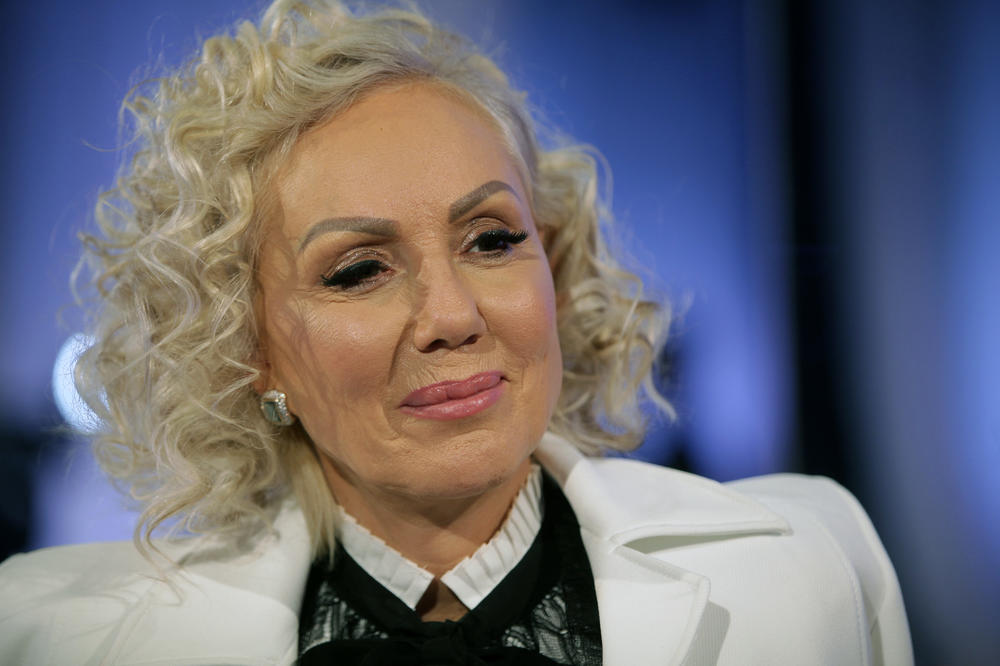 Lepa Brena mora na operaciju: Od udarca joj se koljeno potpuno rascijepalo, injekcije joj ubrizgavali u živu ranu, bilo je jezivo