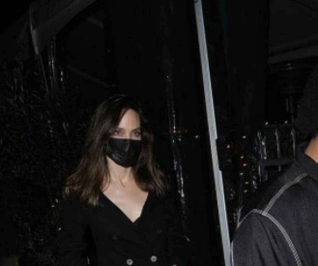Ne smeta joj razlika od 15 godina: Angelina Jolie viđena na sastanku sa slavnim muzičarem